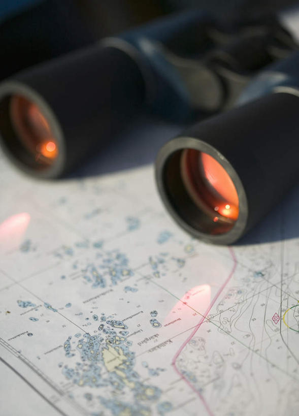 无人,竖图,俯视,室内,特写,白天,仪器,科技,道路,地图,一张,眺望,阴影,检查,朦胧,模糊,研究,反射,分析,光线,科学,信息,望远镜,影子,交通,方向,一个,阳光,观察,清晰,探索,放大,单个,观看,引导,指引,仔细,科研,科学技术,瞭望,聚焦,关注,远视镜,瞭望镜,光学,清楚,彩图,高角度拍摄,导航,光学仪器,千里镜