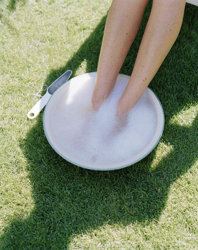 西方人,腿部,脚,脚趾,脚趾甲,腿,一个人,坐,竖图,俯视,室外,白天,草地,草坪,水,植物,欧洲,欧洲人,仅一个年轻女性,仅一个女性,仅一个人,一把,阴影,光线,液体,影子,水滴,干净,洗脚,草,一个,绿色,白色,阳光,刷子,清洁,享受,健康,放松,保健,单个,卫生,洗脚盆,年轻女性,女人,女性,白种人,脚指甲,坐着,半身,彩图,高角度拍摄