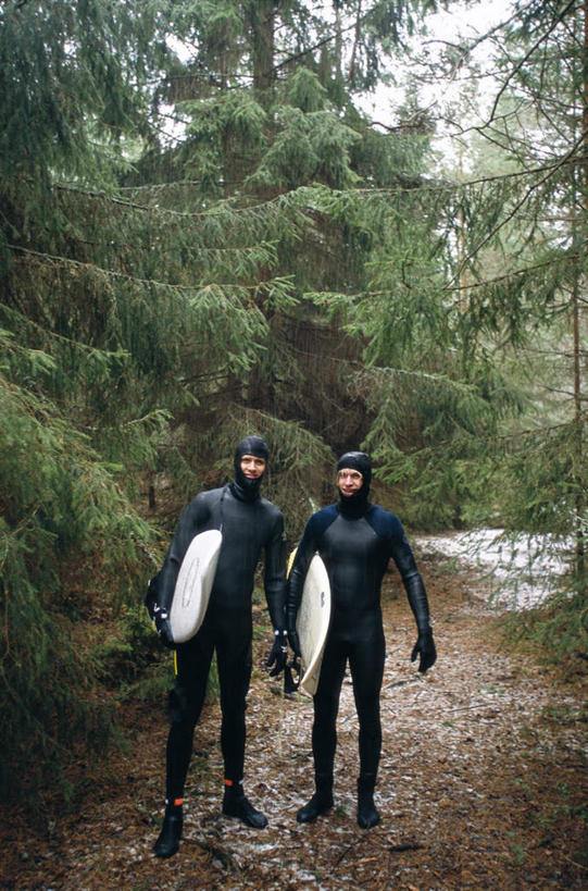 西方人,两个人,伙伴,朋友,站,捧,笑,微笑,露齿笑,竖图,室外,白天,正面,旅游,度假,友谊,草地,草坪,树林,植物,道路,路,欧洲,欧洲人,握,阴影,光线,影子,小路,交通,拿,拿着,注视,娱乐,运动器械,草,树,树木,衣服,绿色,阳光,自然,观察,看,站着,享受,休闲,健身器械,放松,握着,乡间小路,生长,成长,滑板,观看,察看,关注,潜水衣,健身器材,友情,男人,男性,年轻男性,年轻女性,女人,女性,白种人,端,端着,捧着,手捧,站立,彩图,全身,运动器材