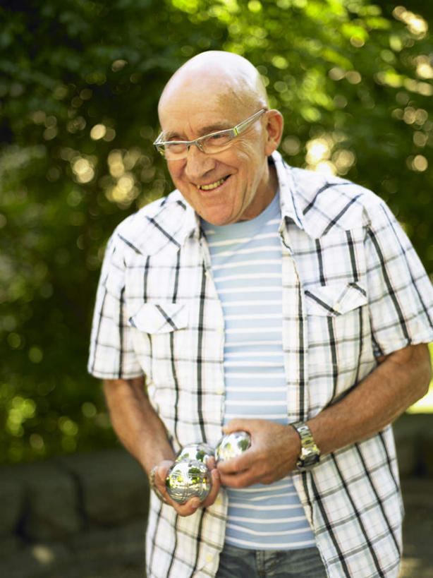 西方人,一个人,公园,站,笑,微笑,露齿笑,竖图,室外,白天,正面,衬衫,美景,植物,欧洲,欧洲人,仅一个男性,仅一个人,握,阴影,光线,方格,格子,眼镜,影子,景观,地面,拿,拿着,注视,树,树木,三个,绿色,阳光,自然,保健球,观察,看,站着,仅一个老年男性,健身球,景色,握着,生长,成长,观看,察看,关注,自然风光,近视眼镜,康复球,老年健身球,老年男性,男人,男性,白种人,站立,半身,彩图,衬衣