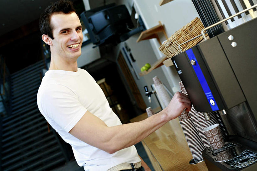 西方人,一个人,栏杆,站,举,笑,微笑,露齿笑,横图,室内,白天,侧面,楼梯,杯子,电视,欧洲,欧洲人,仅一个男性,仅一个人,握,电器,扶手,工具,冰箱,阶梯,墙,拿,拿着,注视,设备,冷冻,护栏,冷柜,墙壁,墙面,台阶,仅一个年轻男性,纸制品,冷藏柜,观察,看,托,站着,冲泡,握着,冷藏,观看,储藏,纸杯,察看,家电,家用电器,咖啡机,关注,磨粉,一次性杯子,彩电,彩色电视机,显像管屏,显像管屏幕,保鲜,男人,男性,年轻男性,白种人,电视机,举起,举手,举着,向上举,向上伸,向上托,站立,半身,彩图,清除,压粉,装粉