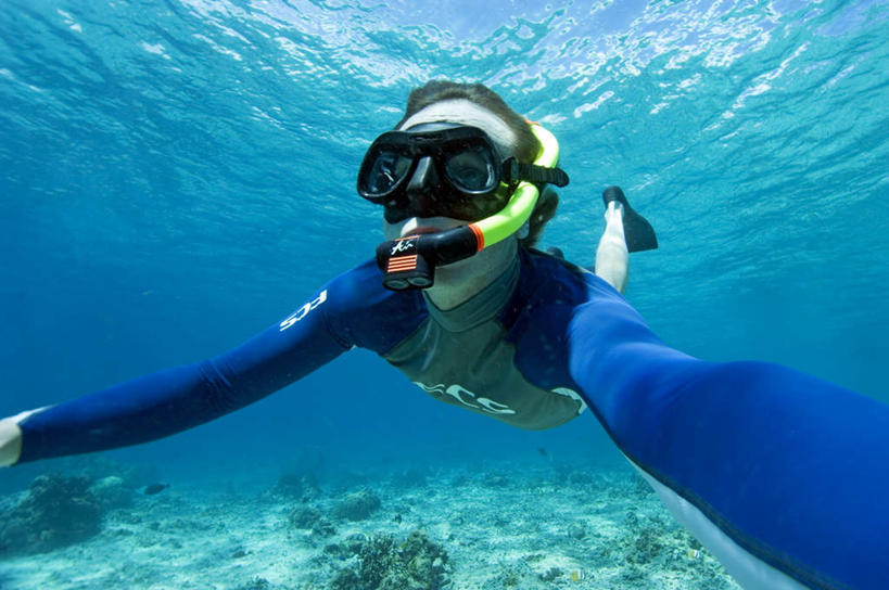 游泳,西方人,一个人,横图,室外,白天,正面,锻炼,运动,海底,水下,海浪,海洋,美景,欧洲,欧洲人,仅一个男性,仅一个人,潜水镜,珊瑚,泳镜,景观,浪花,水底,珊瑚礁,仅一个年轻男性,自然,海水,蛙鞋,景色,海底世界,潜水,脚蹼,呼吸管,自然风光,潜水装备,海景,海底礁,面镜,浮潜,潜水运动,泅水,体育,男人,男性,年轻男性,白种人,大海,风浪,海,海床,海水的波动,礁,近岸浪,岩石,涌浪,半身,彩图,健身