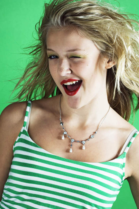 西方人,一个人,站,笑,微笑,露齿笑,竖图,室内,白天,正面,项链,欧洲,欧洲人,仅一个年轻女性,仅一个女性,仅一个人,绿色背景,服装,注视,休闲装,装饰品,衣服,绿色,饰品,首饰,观察,看,站着,休闲,休闲服,摄影,服饰,影棚,观看,察看,眨眼,关注,年轻女性,女人,女性,白种人,站立,半身,彩图,影棚拍摄,拍摄