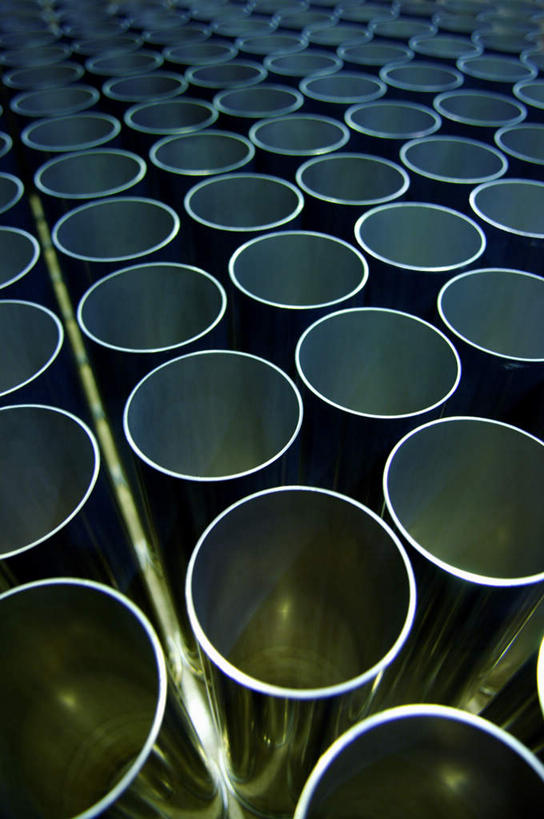 无人,竖图,俯视,室内,白天,台灯,金属制品,照明,一排,许多,整齐,反光,金属,灯光,灯,排列,灯具,钢管,照亮,照明设备,队列,彩图,高角度拍摄