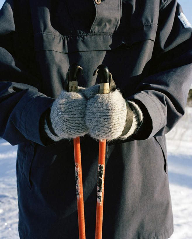 西方人,一个人,站,竖图,室外,白天,正面,雪,大雪,欧洲,欧洲人,仅一个年轻女性,仅一个女性,仅一个人,两根,戴,握,阴影,服装,装饰,光线,影子,积雪,雪地,雪景,冬季,冬天,拿,拿着,休闲装,衣服,黑色,阳光,手套,站着,休闲,温暖,休闲服,寒冷,握着,服饰,保暖,华丽,点缀,戴着,御寒,衬托,美观,雅致,雅观,严寒,杆子,年轻女性,女人,女性,白种人,站立,半身,彩图