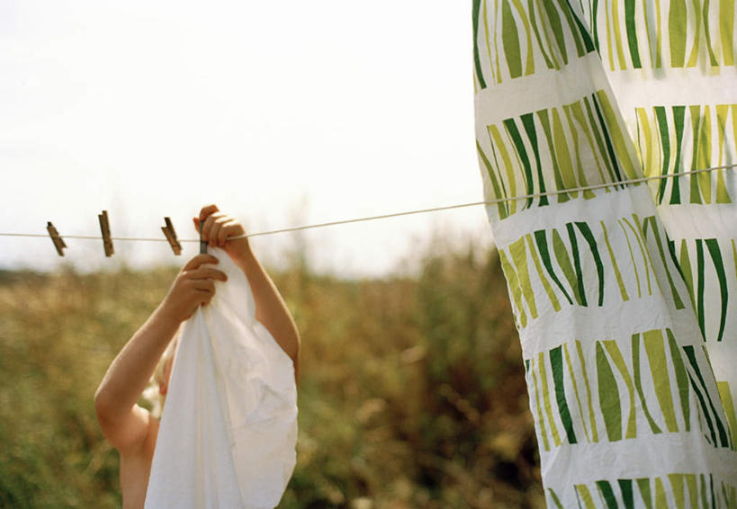 西方人,儿童,一个人,横图,室外,白天,正面,纯洁,草地,植物,欧洲,欧洲人,仅一个女性,仅一个人,一根,吊挂,握,悬挂,木制,挂,拿,拿着,被子,裸露,草,小孩,衣服,蓝色,绿色,蓝天,天空,夹子,木制品,绳子,天,仅一个小孩,四个,一件,金色,可爱,童年,童趣,晾,握着,晴朗,绳索,裸,童真,衣夹,烂漫,无邪,万里无云,天真,女孩,女人,女性,白种人,孩子,晴空,晴空万里,半身,彩图,短发,女生