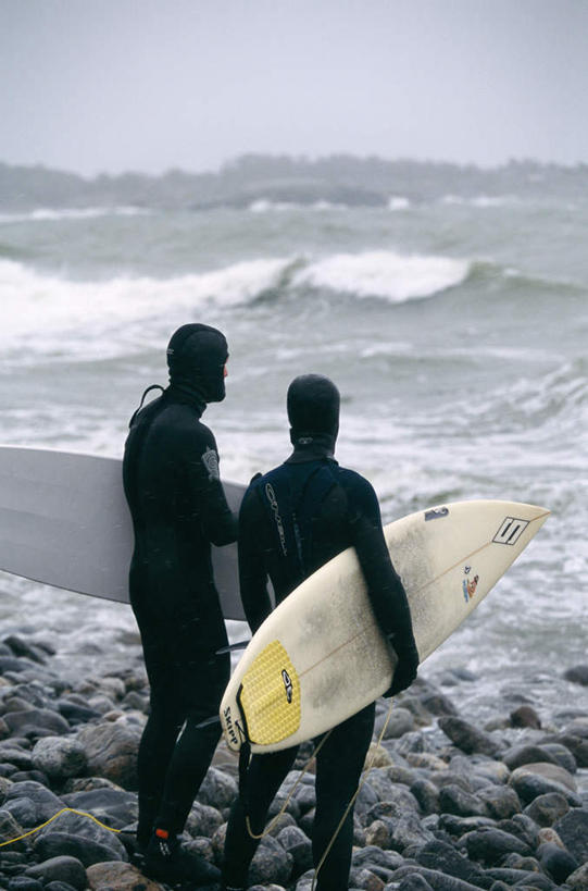 游泳,西方人,两个人,伙伴,朋友,站,竖图,室外,白天,锻炼,友谊,运动,海浪,海洋,礁石,石头,欧洲,欧洲人,两块,许多,握,冲浪板,石子,浪花,拿,拿着,背面,蓝色,白色,蓝天,天空,海水,天,站着,握着,潜水服,潜水,晴朗,潜水衣,海景,万里无云,潜水运动,体育,友情,男人,男性,年轻男性,白种人,大海,风浪,海,海水的波动,礁,近岸浪,石块,岩石,涌浪,晴空,晴空万里,站立,半身,彩图,健身