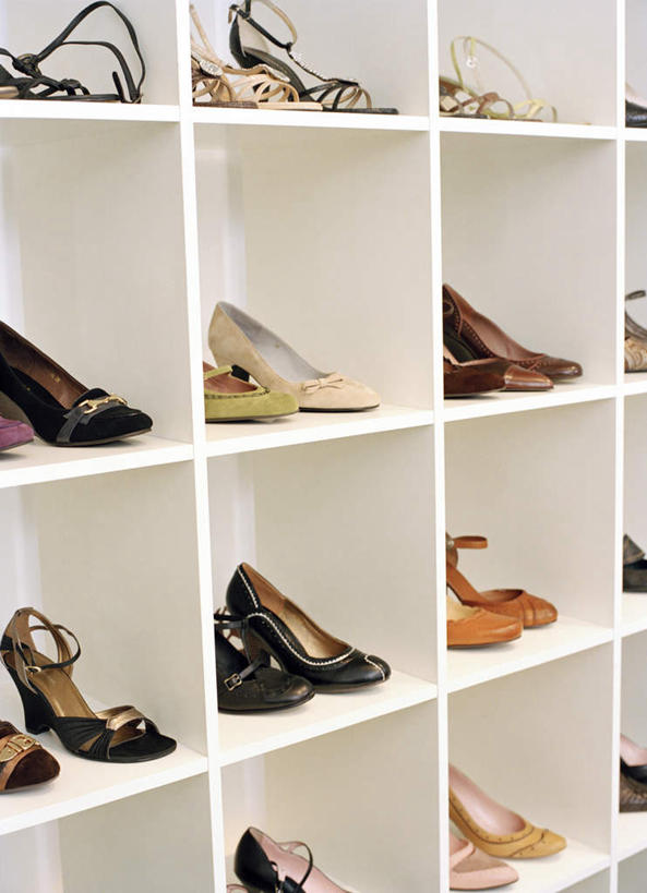 无人,商店,竖图,室内,白天,正面,鞋,购物,消费,柜子,超市,鞋子,一排,许多,整齐,皮革,置物架,鞋柜,架子,排列,粉色,黄色,红色,黑色,金融,百货,服装店,队列,陈列架,分割,选购,贸易,百货公司,服饰店,血拼,搁架,彩图,皮鞋,购物商场,购物中心,商业中心