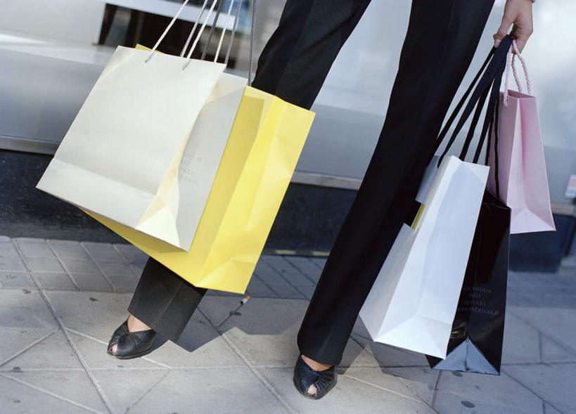 西方人,一个人,商店,站,横图,俯视,室外,白天,鞋,购物,消费,超市,道路,路,袋子,鞋子,欧洲,欧洲人,仅一个年轻女性,仅一个女性,仅一个人,五个,许多,阴影,裤子,光线,包装袋,手提袋,影子,小路,购物袋,皮革,交通,拎,黄色,蓝色,白色,黑色,灰色,阳光,站着,金融,百货,乡间小路,购买,选购,贸易,百货公司,血拼,年轻女性,女人,女性,白种人,站立,半身,彩图,高角度拍摄,皮鞋,购物商场,购物中心,商业中心,拎着