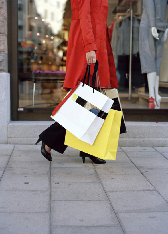 西方人,一个人,商店,走,竖图,室外,白天,侧面,鞋,购物,消费,超市,道路,路,袋子,鞋子,欧洲,欧洲人,仅一个年轻女性,仅一个女性,仅一个人,服装,包装袋,手提袋,小路,购物袋,皮革,交通,拎,休闲装,三个,衣服,黄色,红色,蓝色,白色,黑色,灰色,休闲,休闲服,金融,百货,服饰,乡间小路,购买,选购,贸易,百货公司,血拼,年轻女性,女人,女性,白种人,步行,散步,站立,走路,半身,彩图,皮鞋,购物商场,购物中心,商业中心,拎着