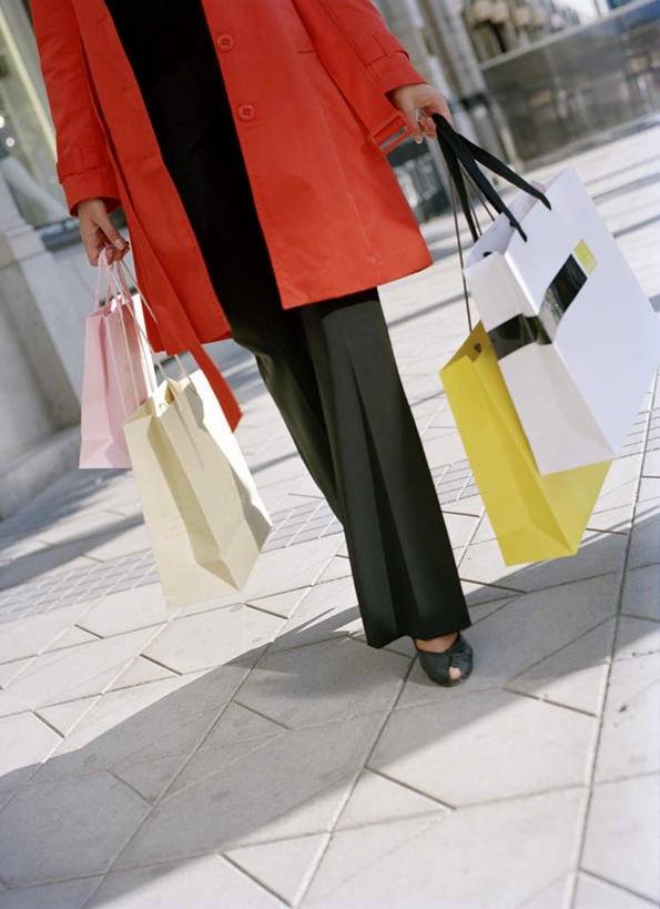 西方人,一个人,商店,走,竖图,俯视,室外,白天,鞋,购物,消费,超市,道路,路,袋子,鞋子,欧洲,欧洲人,仅一个年轻女性,仅一个女性,仅一个人,服装,包装袋,手提袋,小路,购物袋,皮革,交通,拎,休闲装,衣服,粉色,黄色,红色,蓝色,白色,黑色,灰色,四个,休闲,休闲服,金融,百货,服饰,乡间小路,购买,选购,贸易,百货公司,血拼,年轻女性,女人,女性,白种人,步行,散步,站立,走路,半身,彩图,高角度拍摄,皮鞋,购物商场,购物中心,商业中心,拎着