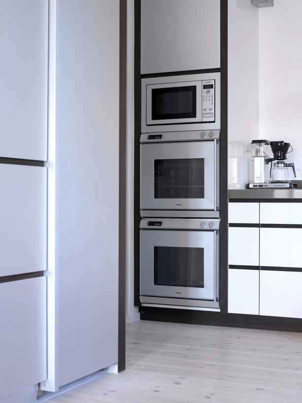 无人,竖图,室内,白天,正面,烹饪,厨房,厨具,电器,烤箱,冰箱,墙,冷冻,冷柜,墙壁,墙面,两个,一个,白色,冷藏柜,冷藏,单个,储藏,微波炉,家电,家用电器,咖啡机,微波,炊具,烹饪用具,保鲜,烹调用具,烹调,彩图,灶间,小家电