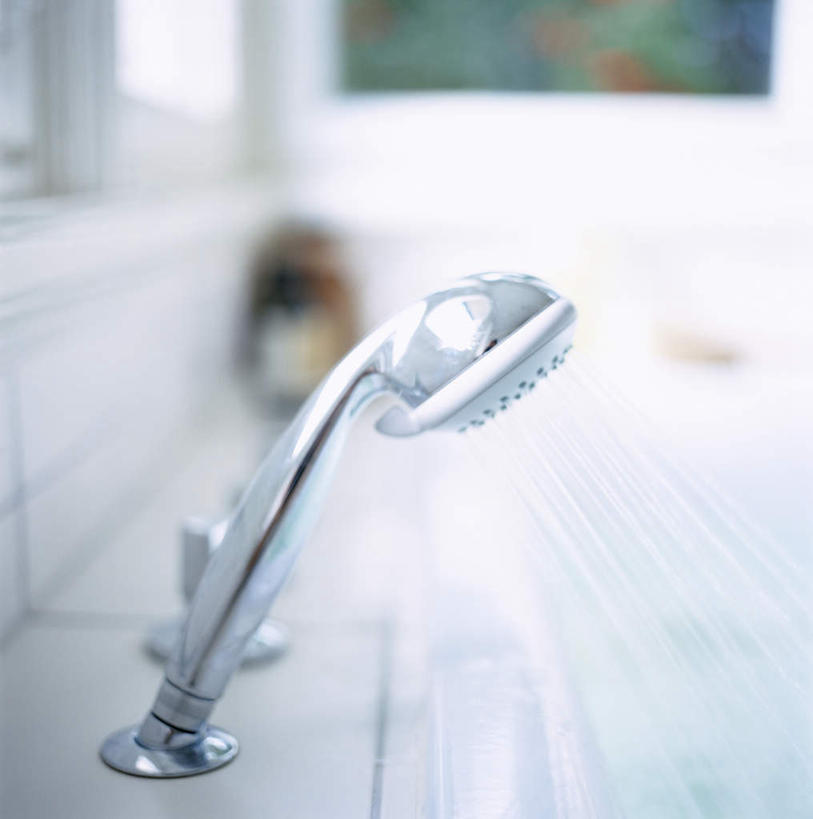 无人,竖图,室内,特写,白天,正面,卫生间,浴室,金属制品,朦胧,模糊,金属,瓷砖,地砖,地面,花洒,莲蓬头,一个,单个,喷雾头,淋浴房,彩图,冲凉房,沐浴间,沐浴室