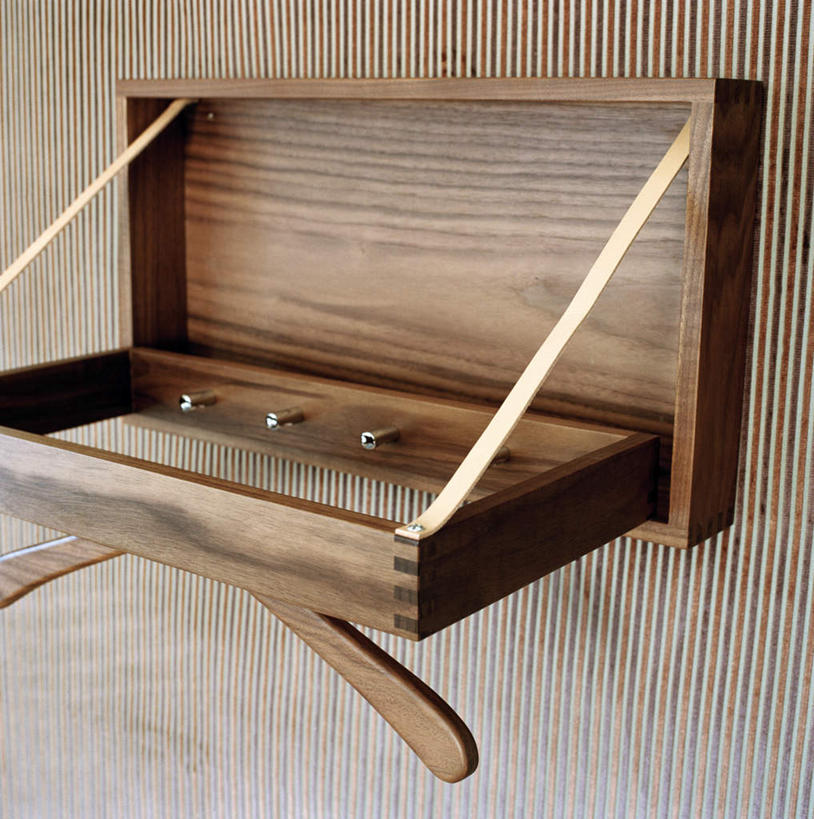 无人,竖图,室内,特写,白天,正面,金属制品,连接,组合,金属,钩子,墙,墙壁,墙面,三个,一个,黄色,红色,绿色,打开,螺丝,单个,螺丝钉,链接,紧固,开启,拼接,拼凑,螺纹,拼合,凑集,聚合,撮合,链结,牢固,衣帽架,彩图