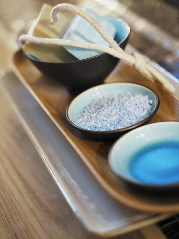 无人,竖图,俯视,室内,特写,白天,化妆,美容,卫生间,浴室,两块,许多,护肤,朦胧,模糊,木制,碟子,粉末,木板,盘,陶瓷,陶瓷制品,两个,一个,黄色,蓝色,黑色,盘子,化妆品,木制品,肥皂,碟,碗,香皂,日用品,洗浴用品,清洁,保养,享受,休闲,粉,放松,保健,单个,浴盐,护肤品,舒缓,养颜,去污,紧肤,嫩肤,粉状,粉剂,淋浴房,洗涤,彩图,高角度拍摄,冲凉房,沐浴间,沐浴室