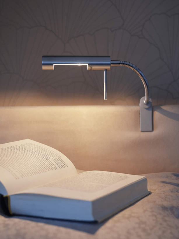 无人,竖图,俯视,室内,夜晚,床,台灯,书籍,照明,一本,墙,双人床,灯光,床单,夹,被子,墙壁,墙面,灯,红色,绿色,黑色,灯具,打开,照亮,被单,夹着,开启,照明设备,书,图书,彩图,高角度拍摄