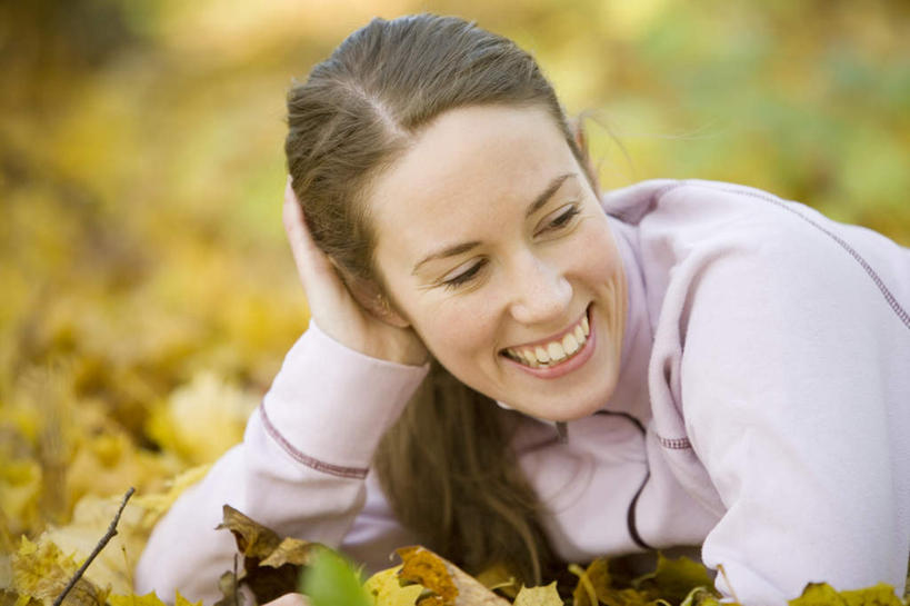 西方人,脸,头,脸颊,脑,一个人,笑,微笑,露齿笑,横图,室外,特写,白天,正面,秋季,叶子,欧洲,欧洲人,仅一个年轻女性,仅一个女性,仅一个人,许多,撑,服装,朦胧,模糊,棕色,枯叶,落叶,注视,休闲装,衣服,紫色,观察,看,趴着,休闲,辫子,休闲服,服饰,观看,察看,撑着,关注,年轻女性,女人,女性,白种人,脑部,脑子,头部,长发,脸部,脸蛋,面部,叶,叶片,秋,秋天,趴,半身,彩图