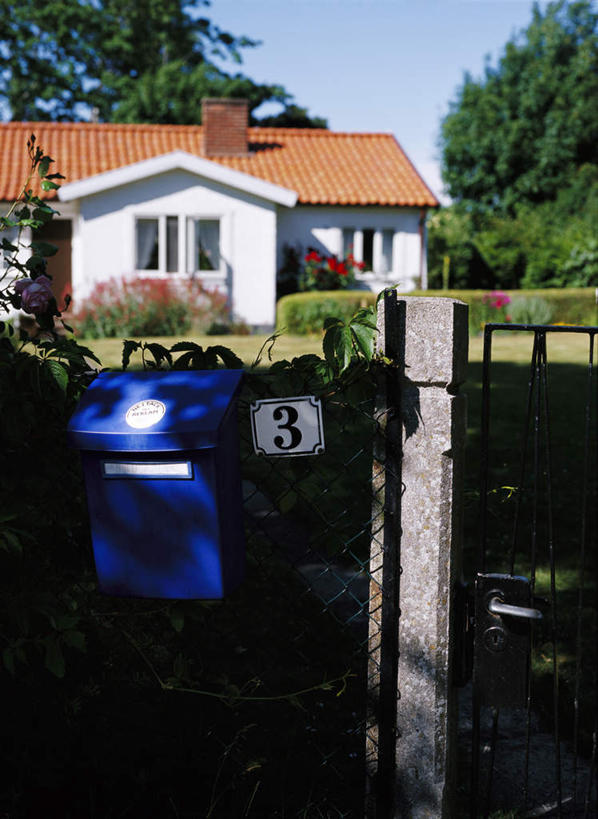 无人,栏杆,竖图,室外,白天,正面,草地,草坪,植物,金属制品,许多,阴影,盛开,光线,金属,标志,挂牌,数字,文字,影子,字符,房屋,屋子,云,云朵,公寓,围栏,花蕾,云彩,标识,护栏,楼房,住宅,草,花,花瓣,花朵,鲜花,树,树木,蓝色,绿色,白色,黑色,白云,蓝天,天空,阳光,自然,信箱,天,花苞,花蕊,阿拉伯数字,生长,晴朗,成长,晴空,彩图,房子