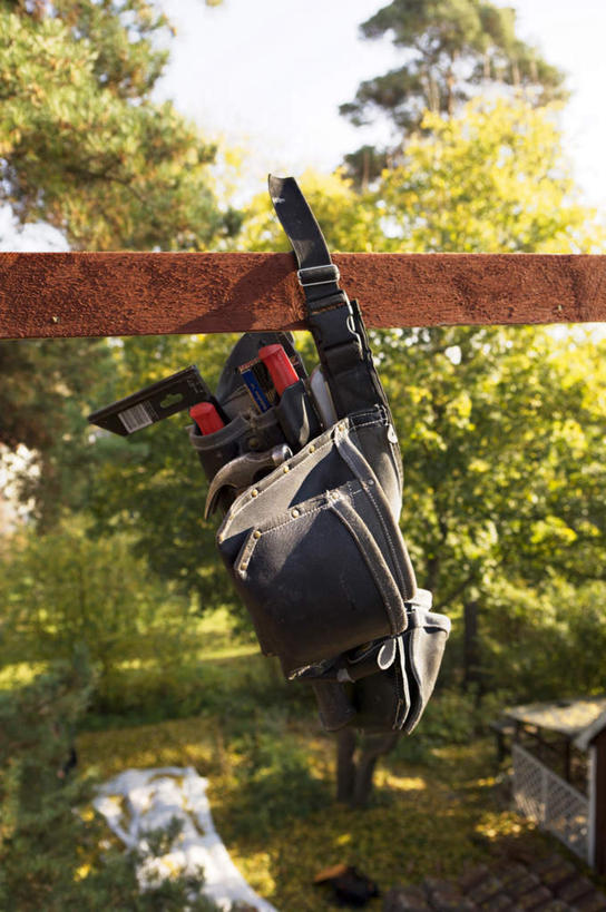 无人,栏杆,竖图,室外,特写,白天,正面,植物,金属制品,阴影,朦胧,模糊,破旧,陈旧,生锈,光线,金属,工具,影子,围栏,设备,护栏,树,树木,阳光,生长,成长,工具包,彩图