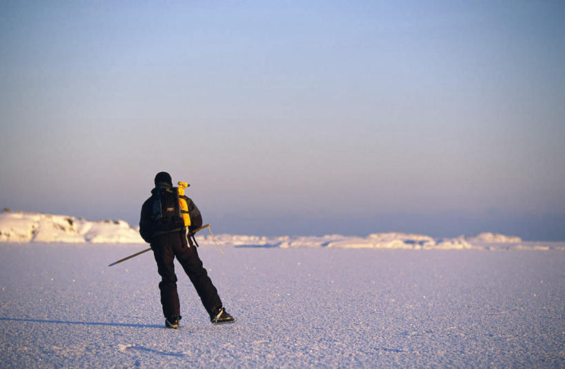 西方人,背,一个人,站,横图,室外,白天,日落,雪,大雪,帽子,欧洲,欧洲人,仅一个男性,仅一个人,戴,握,服装,积雪,晚霞,霞光,雪地,雪景,云,云朵,冬季,冬天,拿,云彩,拿着,休闲装,仅一个年轻男性,背面,衣服,蓝色,黑色,白云,蓝天,天空,黄昏,天,背着,站着,休闲,休闲服,彩霞,寒冷,握着,服饰,晴朗,戴着,一顶,棉帽,严寒,杆子,男人,男性,年轻男性,白种人,晴空,夕阳,站立,彩图,全身