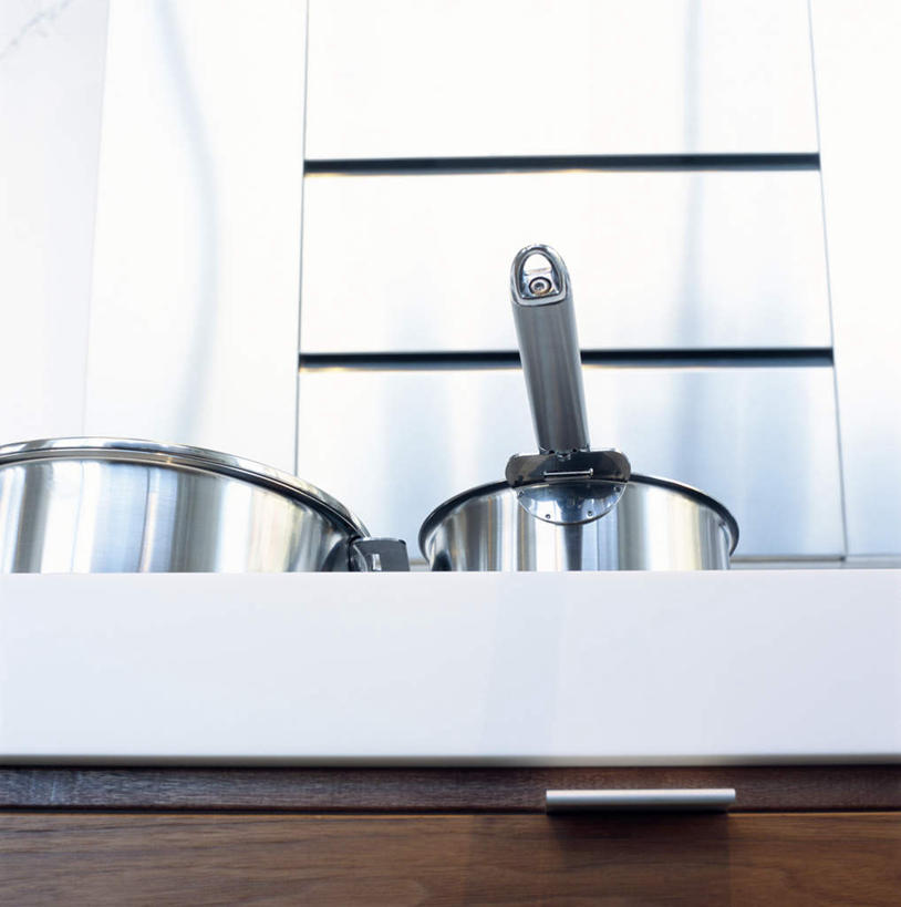 无人,竖图,室内,白天,仰视,烹饪,厨房,厨具,抽屉,金属制品,金属,木制,锅子,墙,灶台,棕色,墙壁,墙面,两个,木制品,烹饪用具,烹调用具,烹调,彩图,低角度拍摄,灶间