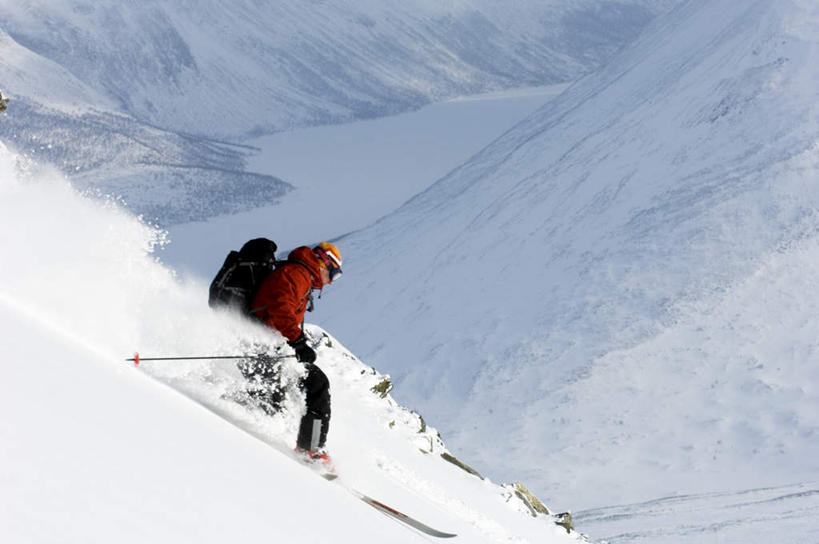 西方人,一个人,横图,室外,白天,侧面,雪,大雪,帽子,欧洲,欧洲人,仅一个男性,仅一个人,两根,两块,一副,戴,握,阴影,飞溅,服装,溅,光线,墨镜,眼镜,影子,积雪,雪景,冬季,冬天,倾斜,拿,拿着,休闲装,仅一个年轻男性,衣服,黄色,红色,蓝色,黑色,蓝天,天空,阳光,太阳镜,太阳眼镜,天,休闲,休闲服,遮阳镜,寒冷,划,握着,服饰,晴朗,迅速,快速,滑雪板,戴着,喷洒,万里无云,棉帽,严寒,疾速,杆子,男人,男性,年轻男性,白种人,晴空,晴空万里,彩图,全身