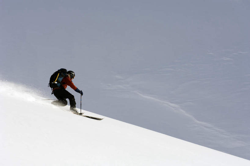 西方人,一个人,横图,室外,白天,侧面,雪,大雪,帽子,欧洲,欧洲人,仅一个男性,仅一个人,两根,两块,一副,戴,握,阴影,飞溅,服装,溅,光线,墨镜,眼镜,影子,积雪,雪景,冬季,冬天,倾斜,拿,拿着,休闲装,仅一个年轻男性,衣服,黄色,红色,蓝色,黑色,蓝天,天空,阳光,太阳镜,太阳眼镜,天,休闲,休闲服,遮阳镜,寒冷,划,握着,服饰,晴朗,迅速,快速,滑雪板,戴着,喷洒,万里无云,棉帽,严寒,疾速,杆子,男人,男性,年轻男性,白种人,晴空,晴空万里,彩图,全身