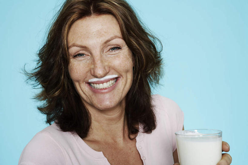 牛奶,西方人,脸,头,脸颊,一个人,站,横图,室内,白天,正面,杯子,欧洲,欧洲人,仅一个女性,仅一个人,握,蓝色背景,服装,棕色,饮品,一杯,营养,拿,拿着,休闲装,玻璃制品,饮料,一个,衣服,粉色,水杯,站着,仅一个中年女性,休闲,休闲服,握着,摄影,服饰,影棚,单个,乳制品,奶,安神,残留,女人,女性,中年女性,白种人,头部,长发,卷发,脸部,脸蛋,面部,玻璃杯,站立,半身,彩图,影棚拍摄,拍摄