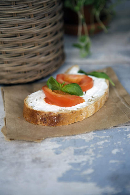 点心,面包,无人,竖图,俯视,室外,特写,白天,蔬菜,西红柿,叶子,阴影,新鲜,光线,瓷砖,地砖,篮子,影子,纸,青菜,食品,面点,绿叶,地面,竹扁,食物,糕点,阳光,嫩叶,有机食品,绿色食品,竹编,叶,叶片,番茄,彩图,高角度拍摄