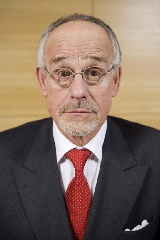 西方人,脸,头,脸颊,一个人,商务人士,商务男性,竖图,室内,特写,白天,正面,衬衫,西装,欧洲,欧洲人,仅一个男性,仅一个人,阴影,套装,正装,光线,木制,眼镜,影子,墙,领带,注视,职业装,墙壁,墙面,阳光,木制品,手巾,观察,看,仅一个老年男性,观看,察看,关注,商务装,近视眼镜,工薪阶层,老年男性,男人,男性,白种人,头部,脸部,脸蛋,面部,白领,上班族,半身,彩图,衬衣