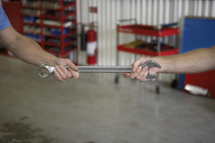 西方人,手,两个人,伙伴,朋友,横图,室内,特写,白天,正面,友谊,安全,柜子,灭火器,欧洲,欧洲人,拉扯,握,阴影,朦胧,模糊,光线,瓷砖,地砖,工具,影子,墙,地面,拿,拿着,墙壁,墙面,阳光,橱柜,手部,握着,扳手,消防,灭火,扳头,消防灭火器,消防器材,友情,男人,男性,年轻男性,白种人,半身,彩图