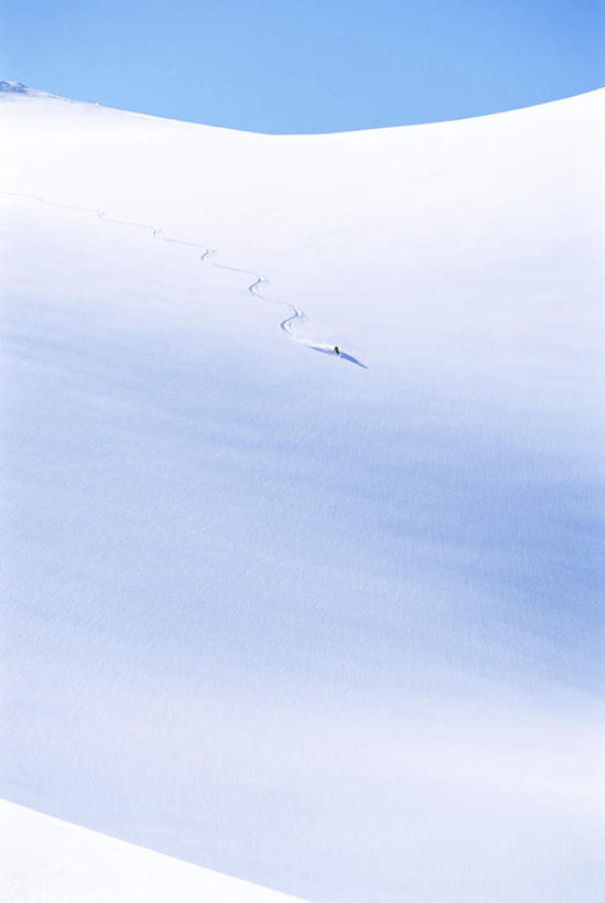 无人,竖图,室外,白天,仰视,美景,雪,大雪,阴影,光线,影子,积雪,景观,雪景,冬季,冬天,痕迹,蓝色,蓝天,天空,阳光,自然,天,景色,寒冷,晴朗,自然风光,万里无云,严寒,晴空,晴空万里,彩图,低角度拍摄