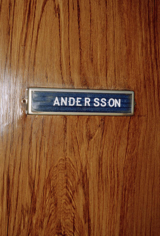 无人,竖图,室内,特写,白天,正面,门,指示牌,阴影,光线,木制,英文,标志,文字,影子,字符,字母,标识,一个,蓝色,阳光,木制品,门框,单个,英文字母,彩图