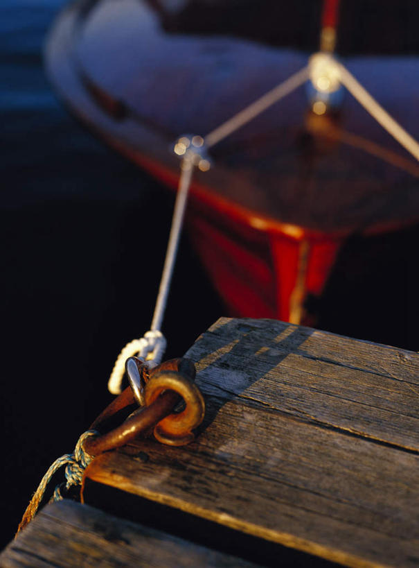 无人,码头,竖图,俯视,室外,特写,夜晚,港口,轮船,船,阴影,光线,影子,灯光,绳子,交通工具,锚,绳索,载具,彩图,高角度拍摄,摆渡口,埠头,渡口,渡头,港湾,海港,货运码头,口岸,商港