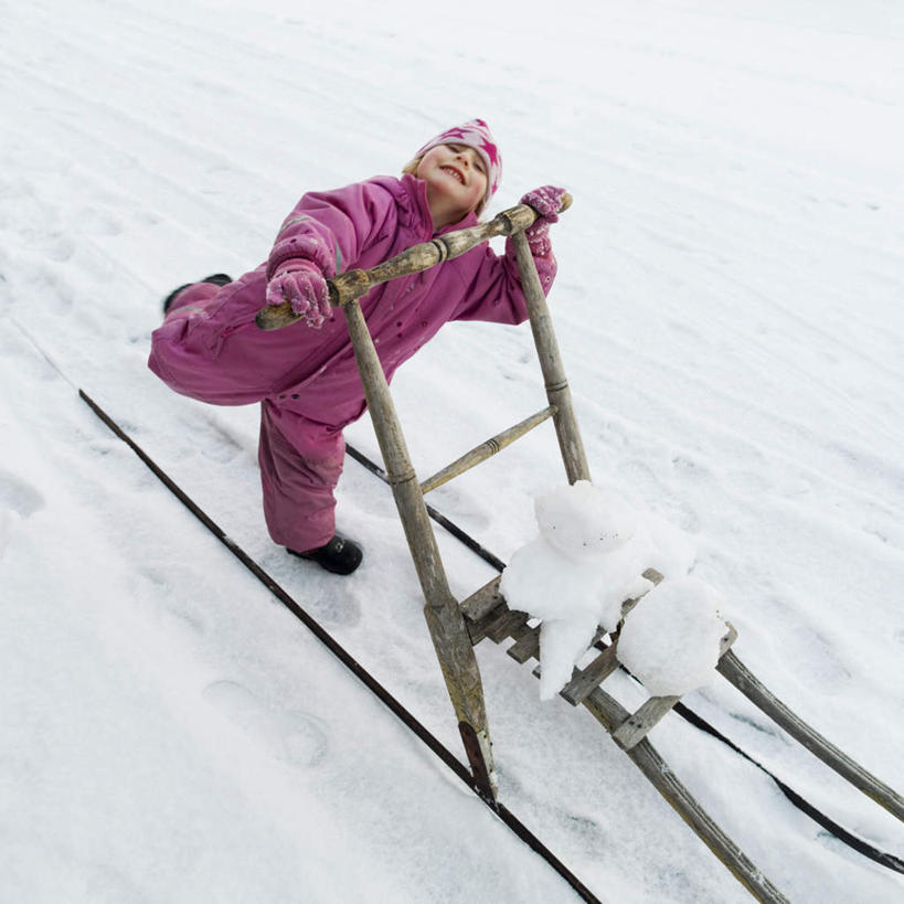 西方人,儿童,一个人,跑,推,笑,微笑,露齿笑,方图,俯视,室外,白天,锻炼,游戏,纯洁,运动,雪,大雪,欧洲,欧洲人,仅一个女性,仅一个人,积雪,雪景,雪人,冬季,冬天,玩,注视,娱乐,一个,小孩,看,仅一个小孩,休闲,寒冷,可爱,童年,童趣,单个,活动,雪橇,发泄,关注,消遣,智力,童真,烂漫,无邪,宣泄,严寒,体育,天真,女孩,女人,女性,白种人,孩子,跑步,抬头,玩耍,嬉戏,仰头,彩图,高角度拍摄,全身,健身,女生,拟人