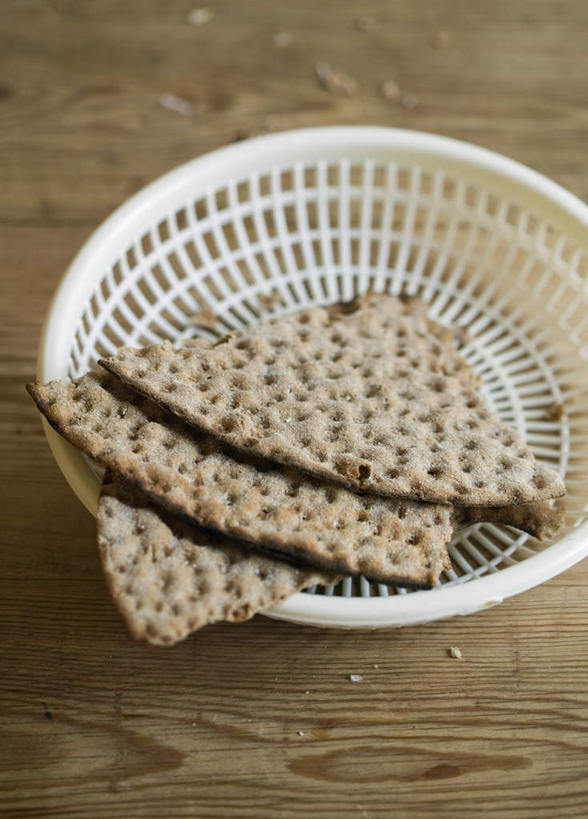 点心,无人,竖图,俯视,室内,特写,白天,餐桌,桌面,桌子,静物,一堆,堆叠,堆积,篮子,塑料,食品,三片,食物,一个,塑料制品,饼干,零食,单个,餐台,堆,脆饼,黑麦脆饼,彩图,高角度拍摄