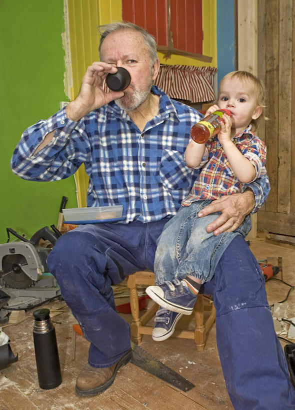 西方人,儿童,老年人,两个人,家庭,祖父,站,坐,举,抱,捧,笑,微笑,露齿笑,竖图,室内,白天,正面,纯洁,欧洲,欧洲人,喝,罐子,壶,墙,墙壁,墙面,玻璃制品,水壶,一个,小孩,玻璃瓶,茶壶,瓶子,托,站着,温暖,温馨,一家人,可爱,童年,童趣,爷爷,单个,抱着,祖孙,锯子,和睦,手锯,搂着,童真,烂漫,无邪,外公,外祖父,外孙,外孙子,天真,老年男性,男孩,男人,男性,白种人,孩子,孙子,端,端着,怀抱,举起,举手,举着,搂,搂抱,捧着,手捧,相抱,向上举,向上伸,向上托,拥抱,站立,坐着,半身,彩图,融洽,男生