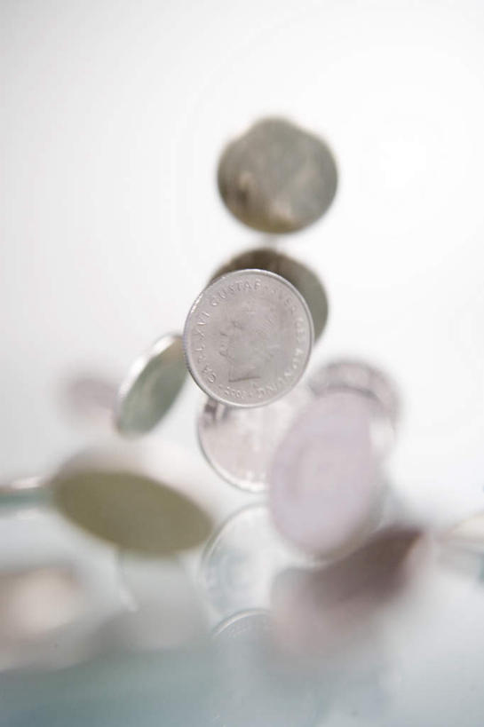 无人,竖图,室内,特写,白天,白色背景,正面,钱,许多,朦胧,模糊,钱币,金融,摄影,影棚,经济,掉落,流通,贸易,货币,现金,硬币,彩图,影棚拍摄,拍摄,坠落