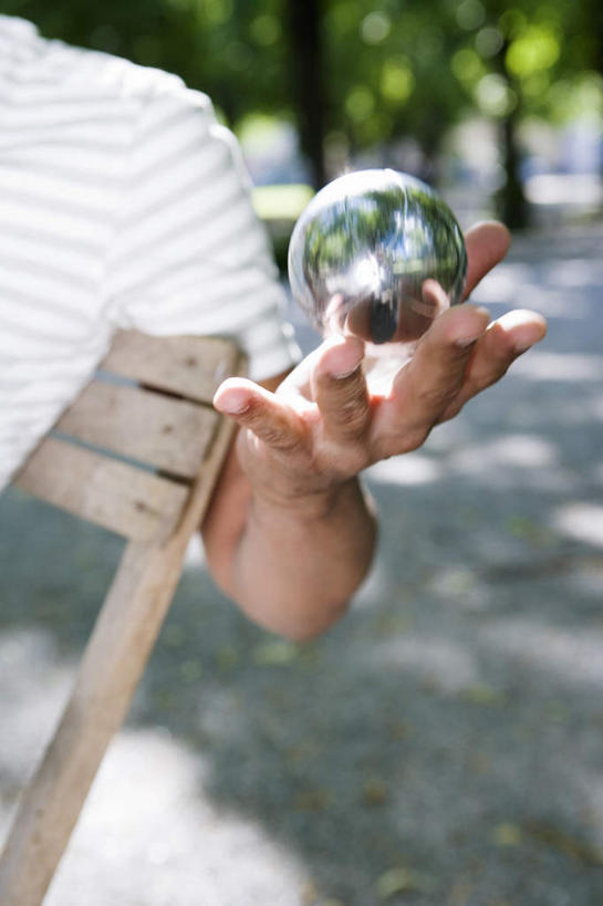 西方人,一个人,坐,举,竖图,室外,白天,正面,树林,植物,椅子,欧洲,欧洲人,仅一个男性,仅一个人,一把,握,阴影,光线,影子,木椅,拿,拿着,树,树木,仅一个年轻男性,绿色,阳光,自然,保健球,托,健身球,握着,生长,成长,康复球,老年健身球,男人,男性,年轻男性,白种人,举起,举手,举着,向上举,向上伸,向上托,坐着,半身,彩图