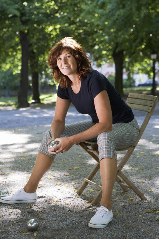 西方人,一个人,坐,笑,微笑,露齿笑,竖图,室外,白天,正面,树林,植物,道路,路,公路,椅子,欧洲,欧洲人,仅一个年轻女性,仅一个女性,仅一个人,阴影,服装,光线,影子,木椅,交通,扭头,注视,休闲装,树,树木,两个,衣服,绿色,黑色,阳光,自然,保健球,观察,看,转头,休闲,休闲服,健身球,服饰,生长,成长,观看,察看,关注,康复球,老年健身球,年轻女性,女人,女性,白种人,马路,坐着,彩图,全身