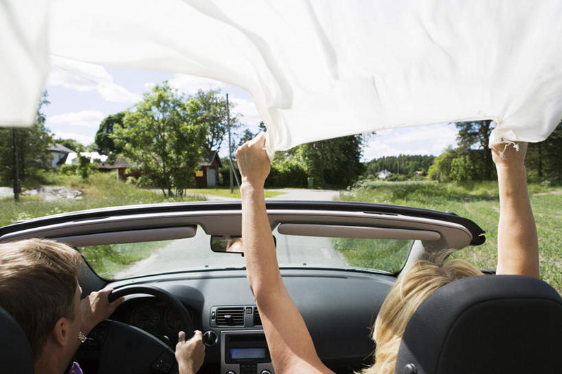 西方人,两个人,夫妻,坐,举,横图,室外,白天,爱情,草地,草坪,植物,瑞典,欧洲,欧洲人,握,丝巾,浪漫,拿,拿着,草,树,树木,一个,背面,绿色,自然,驾驶,托,行驶,恩爱,握着,恋人,生长,单个,成长,操纵,控制,斯堪的纳维亚,北欧,斯堪的纳维亚半岛,操控,丝织品,把持,瑞典王国,男人,男性,女人,女性,中年男性,中年女性,白种人,夫妇,情侣,举起,举手,举着,向上举,向上伸,向上托,坐着,半身,彩图,伴侣