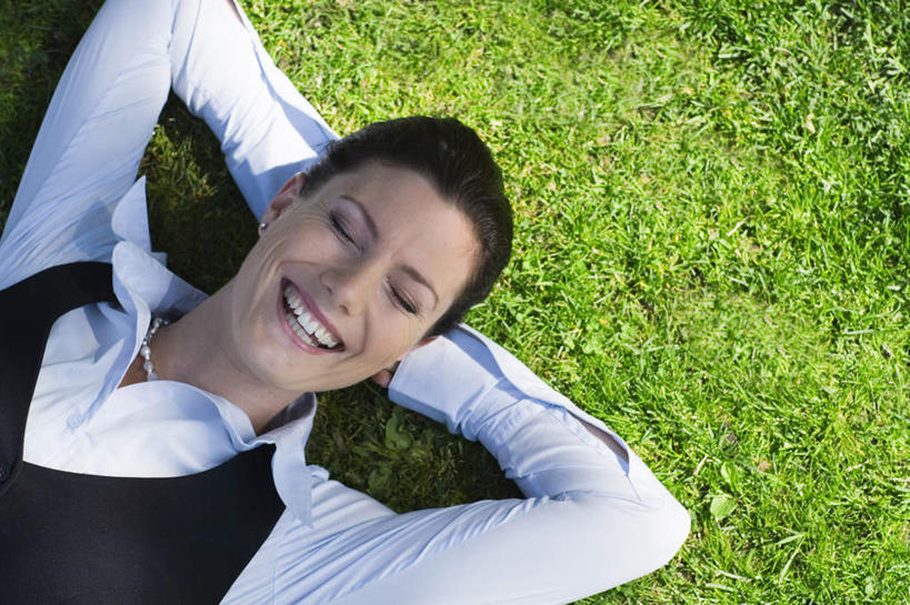 西方人,脸,头,脸颊,一个人,商务人士,商务女性,躺,闭眼,睡,横图,俯视,室外,白天,草地,草坪,植物,欧洲,欧洲人,仅一个年轻女性,仅一个女性,仅一个人,阴影,套装,光线,影子,草,绿色,阳光,双手抱头,手抱头,商务装,工薪阶层,卧着,年轻女性,女人,女性,白种人,头部,脸部,脸蛋,面部,白领,上班族,闭眼睛,闭着眼,闭着眼睛,困,困觉,寝息,睡觉,躺着,卧,半身,彩图,高角度拍摄