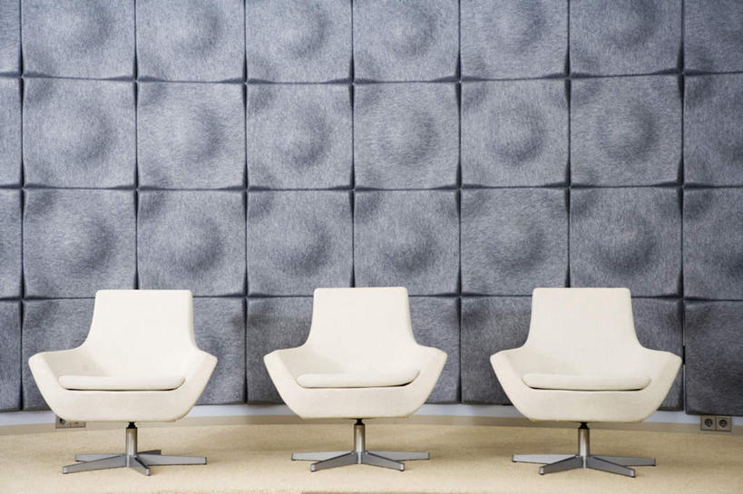 无人,横图,室内,特写,白天,正面,地板,静物,椅子,一排,朦胧,模糊,整齐,墙,地面,木地板,墙壁,墙面,排列,三个,白色,会议椅,办公椅,队列,商务椅,培训椅,彩图