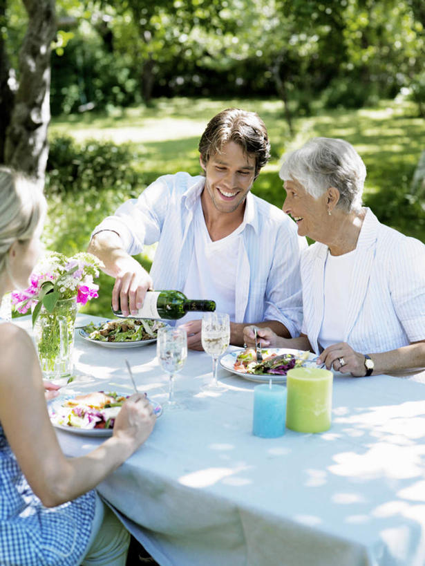 点心,面包,红酒,葡萄酒,三个人,家庭,夫妻,母亲,儿子,坐,举,竖图,俯视,室外,白天,爱情,树林,植物,餐桌,桌子,杯子,餐具,蜡烛,水果,金属制品,一把,一堆,许多,握,阴影,堆叠,堆积,朦胧,模糊,光线,金属,瓷器,碟子,高脚杯,工具,火焰,盘,影子,烛光,勺子,蔬菜沙拉,沙拉,食品,面点,刀具,咖啡杯,陶瓷制品,红酒杯,白葡萄酒,酒类,三杯,浪漫,燃烧,拿,拿着,色拉,沙律,玻璃制品,酒,酒瓶,树,树木,食物,糕点,饮料,两个,一个,绿色,阳光,自然,盘子,玻璃瓶,酒杯,瓶子,调羹,碟,汤匙,刀,点燃,托,温暖,温馨,母子,一家人,恩爱,母爱,握着,恋人,有机食品,绿色食品,生长,单个,成长,餐台,色拉酱,堆,和睦,餐刀,千岛酱,瓷杯,三盘,老年女性,男人,男性,年轻男性,年轻女性,女人,女性,年轻人,夫妇,情侣,玻璃杯,举起,举手,举着,向上举,向上伸,向上托,坐着,半身,彩图,高角度拍摄,伴侣,融洽