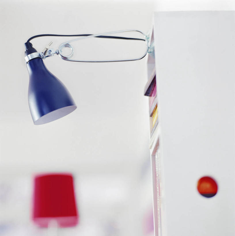 无人,竖图,室内,特写,白天,正面,照明,朦胧,模糊,墙,灯光,墙壁,墙面,灯,两个,红色,蓝色,灯具,照亮,照明设备,床头灯,彩图