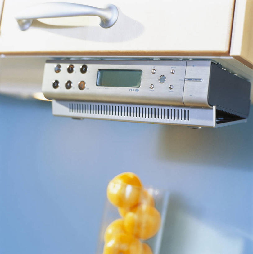 无人,竖图,俯视,室内,特写,白天,餐桌,厨房,桌子,静物,阴影,反射,影子,设备,收音机,餐台,一台,信号,无线电,广播,无线电技术,彩图,高角度拍摄,灶间