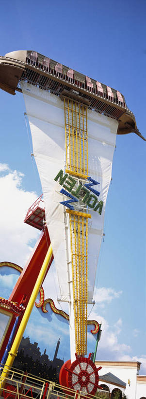 无人,游乐园,竖图,室外,白天,仰视,度假,游戏,美景,城市风光,城市,游乐场,瑞典,欧洲,阴影,光线,影子,景观,云,云朵,首都,玩,云彩,娱乐,蓝色,白云,蓝天,天空,阳光,天,享受,休闲,景色,放松,游乐设施,海盗船,晴朗,活动,斯堪的纳维亚,发泄,消遣,智力,北欧,斯德哥尔摩,斯堪的那维亚,斯堪的那维亚半岛,斯堪的纳维亚半岛,首府,宣泄,乐园,游艺设施,瑞典王国,斯德哥尔摩省,晴空,玩耍,嬉戏,彩图,低角度拍摄