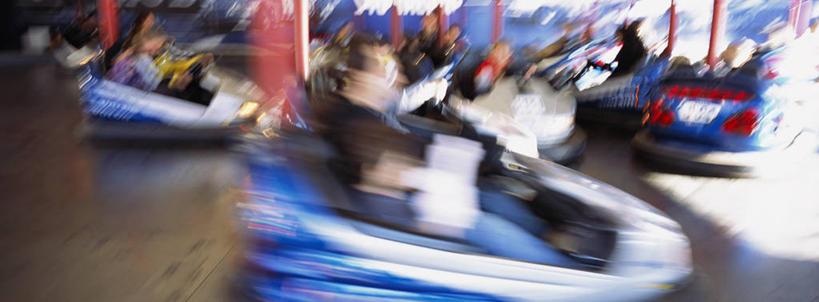 西方人,游乐园,坐,横图,室内,白天,正面,度假,游戏,美景,城市风光,城市,游乐场,欧洲,欧洲人,行人,游客,游人,服装,朦胧,模糊,景观,许多人,玩,休闲装,娱乐,路人,旅客,车,衣服,驾驶,行驶,一群人,享受,休闲,休闲服,景色,放松,服饰,游乐设施,碰碰车,活动,操纵,控制,发泄,消遣,智力,载具,操控,宣泄,把持,乐园,游艺设施,过客,男人,男性,年轻男性,年轻女性,女人,女性,白种人,玩耍,嬉戏,坐着,半身,彩图