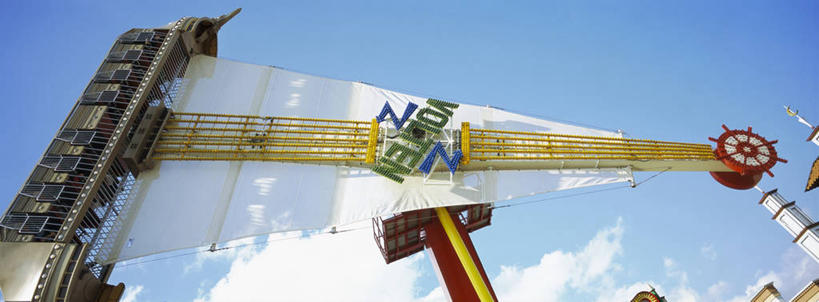 无人,游乐园,横图,室外,白天,仰视,度假,游戏,美景,城市风光,城市,游乐场,阴影,光线,影子,景观,云,云朵,玩,云彩,娱乐,蓝色,白云,蓝天,天空,阳光,天,享受,休闲,景色,放松,游乐设施,海盗船,晴朗,活动,发泄,消遣,智力,宣泄,乐园,游艺设施,晴空,玩耍,嬉戏,彩图,低角度拍摄