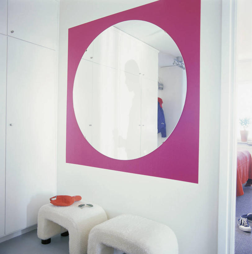 无人,竖图,室内,白天,正面,化妆,美容,镜子,椅子,一副,反射,墨镜,眼镜,墙,走道,走廊,过道,墙壁,墙面,化妆镜,太阳镜,太阳眼镜,遮阳镜,镜像,镜面,光学,彩图